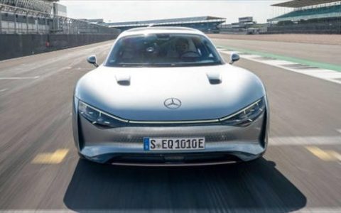 奔驰研发涂料技术：只晒太阳就能让电动车每年跑12000公里