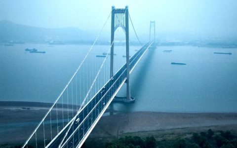 南京栖霞山长江大桥：超级工程的辉煌与海虹老人的守护