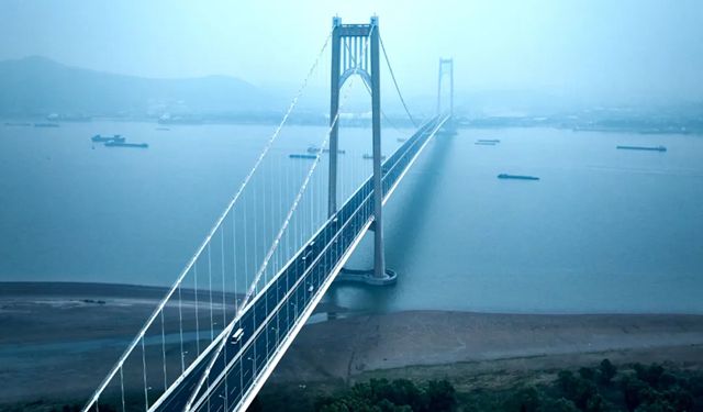 南京栖霞山长江大桥：超级工程的辉煌与海虹老人的守护