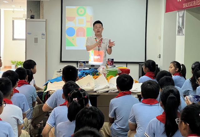 多乐士开启小学生"职业体验营" 孩子们争做“小小艺术涂装师”