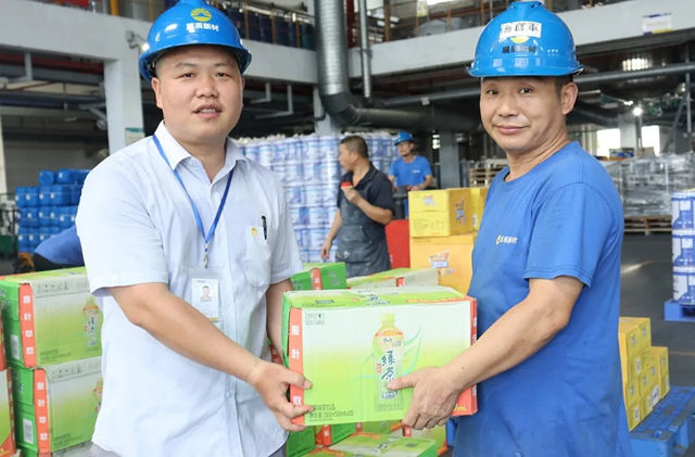 清凉补给站——展辰珠海工厂西瓜饮品送一线，撑起高温“防护伞”