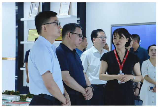 眉山市副市长李建兴一行到北新防水考察调研