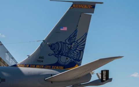 航空涂料天花板！阿克苏诺贝尔为传奇加油机穿上"黄金甲"