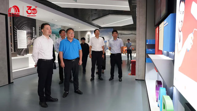 上海市普陀区区委副书记、区长赵亮一行赴东方雨虹参观交流