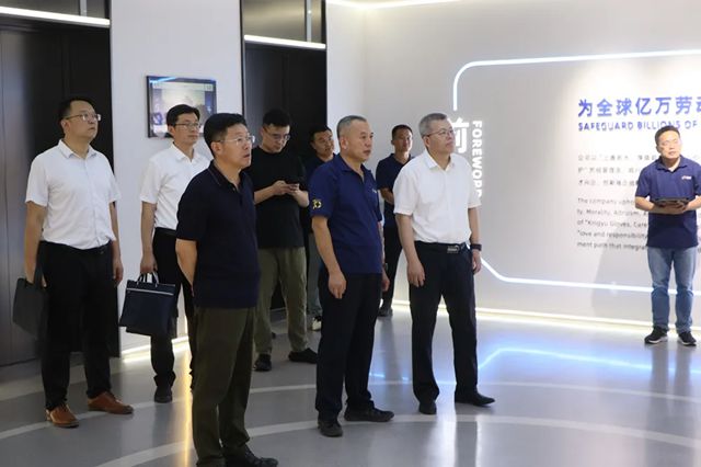 青岛科技大学党委书记杨天梅赴高密走访合作企业并看望校友