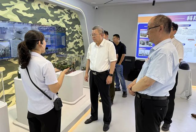青岛科技大学党委书记杨天梅赴高密走访合作企业并看望校友