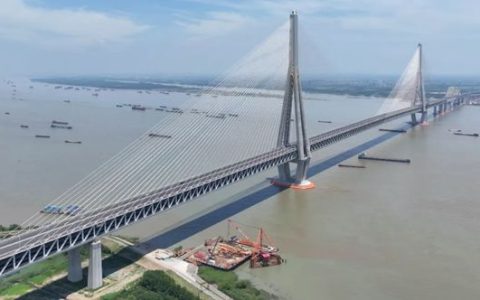 海虹老人护航世界最大跨度斜拉桥——常泰长江大桥公路桥正式通车