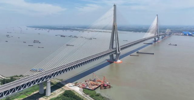 海虹老人护航世界最大跨度斜拉桥——常泰长江大桥公路桥正式通车