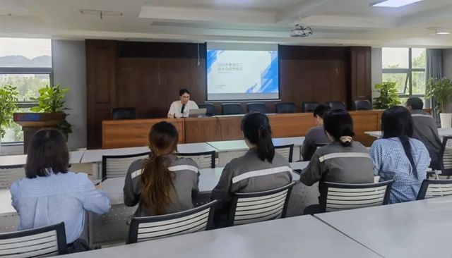 筑牢合规防线 护航新征程——三峡油漆召开2025年新进员工合法合规性培训