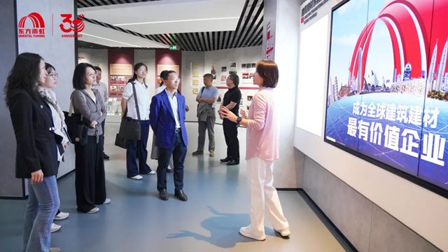 北京大学电子学院教师及校友一行莅临东方雨虹参观交流