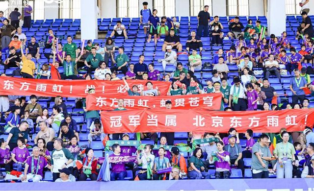 致敬长期主义 北京东方雨虹女足捧杯女超冠军