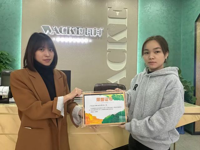 瓦科响应马冈村委号召爱心刷新贫困地区的老房公益活动