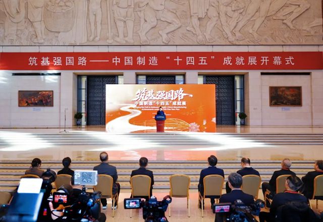 灯塔涂料亮相国博中国制造“十四五”成就展，王于猛出席开幕式