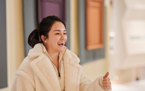 客户说，墙面旧了懒得换？她用十年免费维修，把客户痛点变成转介绍