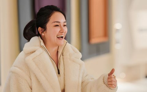 客户说，墙面旧了懒得换？她用十年免费维修，把客户痛点变成转介绍