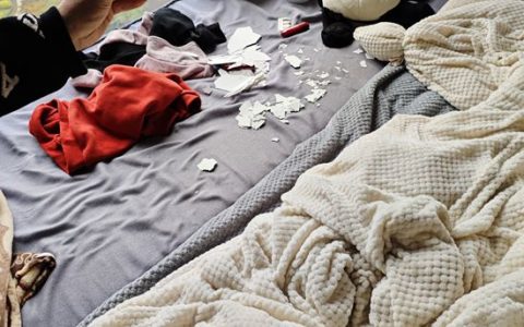 大片漆块半夜掉床上！南宁一业主在“纸片房”住了3年多