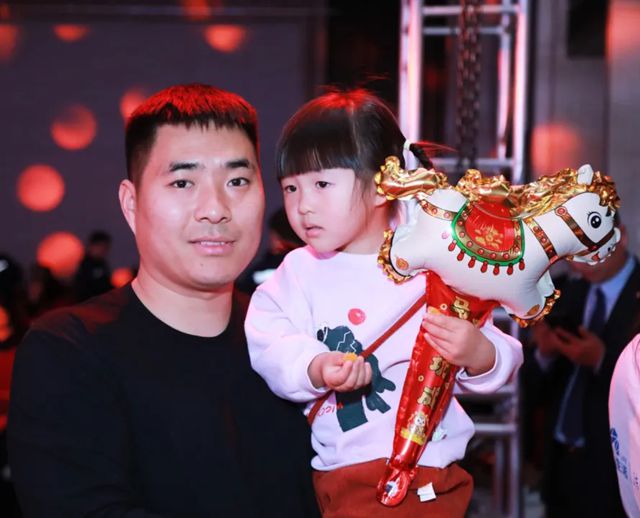 洁士美 | 年会给员工孩子发奖金，真是罕见！！！