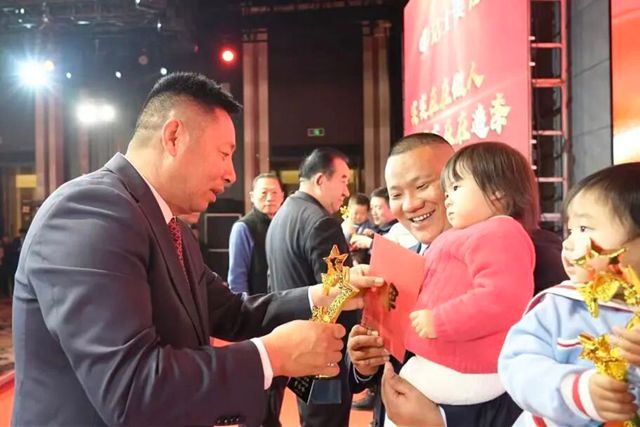 年会给员工子女发奖金 这家涂企的暖心操作“亮了”