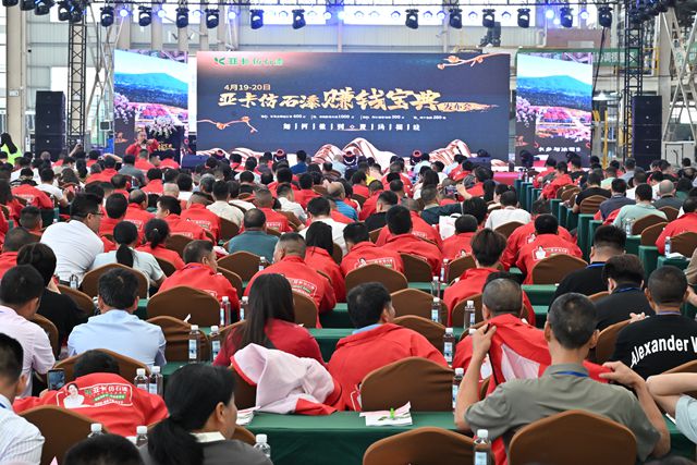 逆势增长！亚卡仿石漆如何杀出价格战红海？关键一招竟在墙外