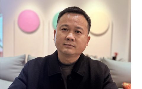 “用脸磨墙”验仿石漆！年销千万逆势增长，他的底牌不只是“三棵树”