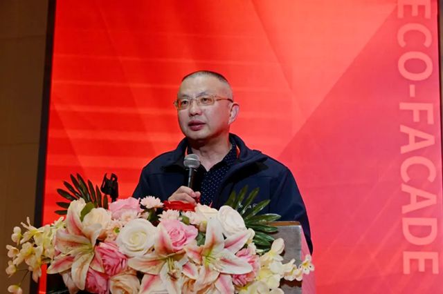 秦占学会长应邀出席2026中国高端别墅外墙生态大会
