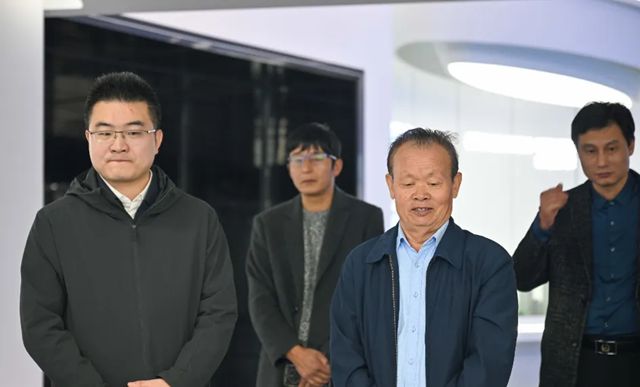 湟里镇镇长沈立人等领导一行莅临晨光集团参观调研！