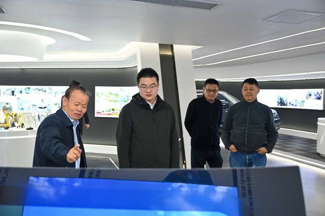 湟里镇镇长沈立人等领导一行莅临晨光集团参观调研！