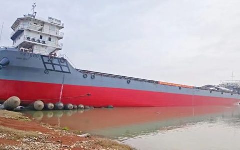 涂料一站式配套| 灯塔涂料护航湖南省首艘130米LNG新能源船舶 “中宏1068” 轮吉水试航