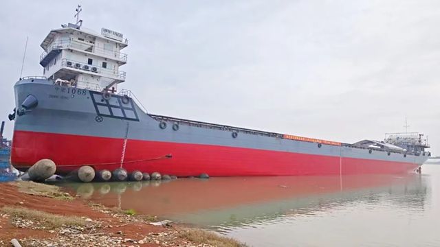 涂料一站式配套| 灯塔涂料护航湖南省首艘130米LNG新能源船舶 “中宏1068” 轮吉水试航