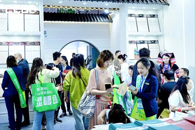 成都建博会首日人气高涨！刚玉仿石漆以实力圈粉无数！