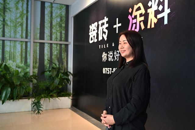 刚开业就签9单！“瓷砖+涂料”融合模式火了：岩板+涂料拼接墙让设计师惊叹