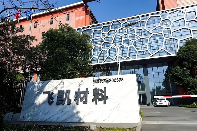 曾被卡脖子，现在净利暴涨74%！涂料龙头凭啥把“卡脖子”变印钞机？答案绝了！