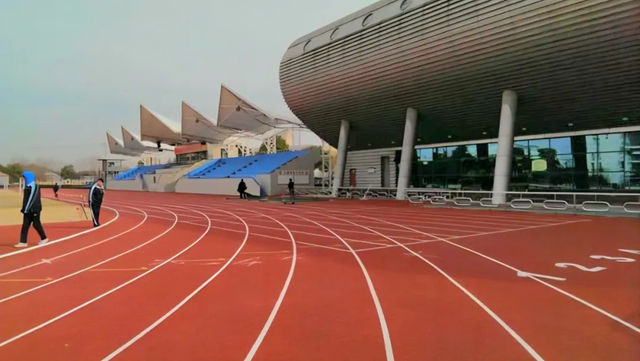 运动场地的“绿色革命”：北新水性跑道，以无味环保重新定义安全标准