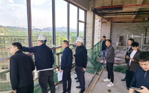 贵阳市政协副主席喻理飞及双龙航空港经济区领导一行莅临鳄鱼集团涂料研发培训基地考察指导