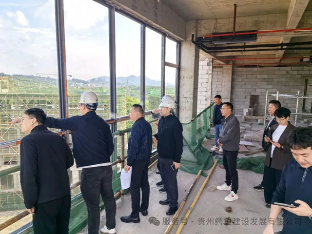 贵阳市政协副主席喻理飞及双龙航空港经济区领导一行莅临鳄鱼集团涂料研发培训基地考察指导