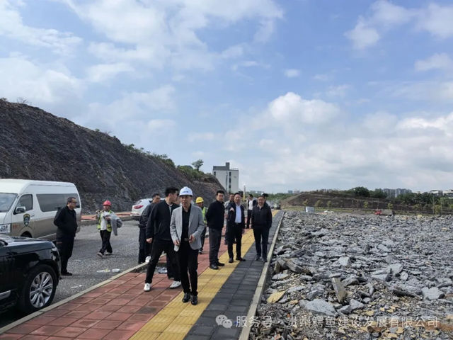 贵阳市政协副主席喻理飞及双龙航空港经济区领导一行莅临鳄鱼集团涂料研发培训基地考察指导