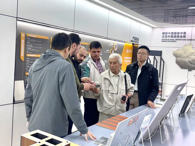 乌兹别克斯坦考察团莅临鳄鱼尼卡集团考察，共启绿色建材新征程