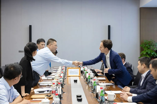 圣戈班管理层到访比亚迪集团总部参观交流