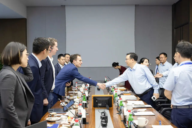 圣戈班管理层到访比亚迪集团总部参观交流