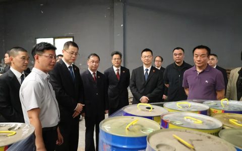 两江新区法院集中无害化销毁假冒“三峡油漆”侵权商品