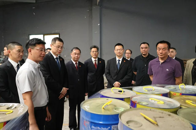 两江新区法院集中无害化销毁假冒“三峡油漆”侵权商品