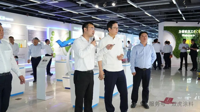 中国知名财经作家吴晓波莅临济南力诺集团，点赞双虎涂料细分赛道冠军智造实力！