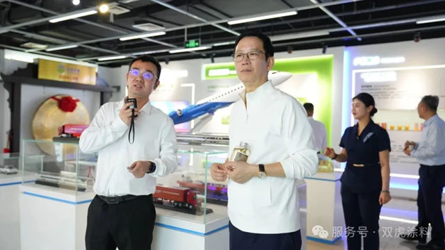中国知名财经作家吴晓波莅临济南力诺集团，点赞双虎涂料细分赛道冠军智造实力！