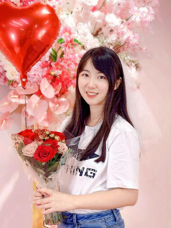 谁懂啊!民政局被嘉宝莉爆改后,连工作人员都偷偷在墙边拍结婚照