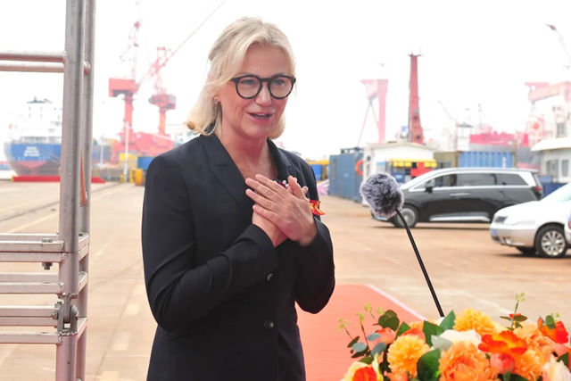 海虹老人执行副总裁Malgorzata Kolton出任教母，见证马士基甲醇双燃料船“Tema Mærsk”命名交付仪式