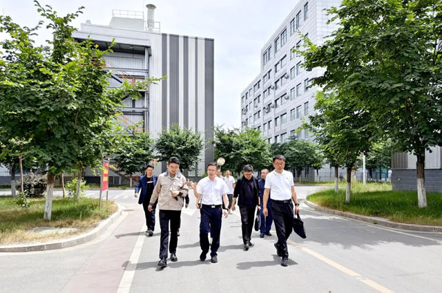 新疆乌鲁木齐市领导一行莅临亚士乌鲁木齐公司考察调研