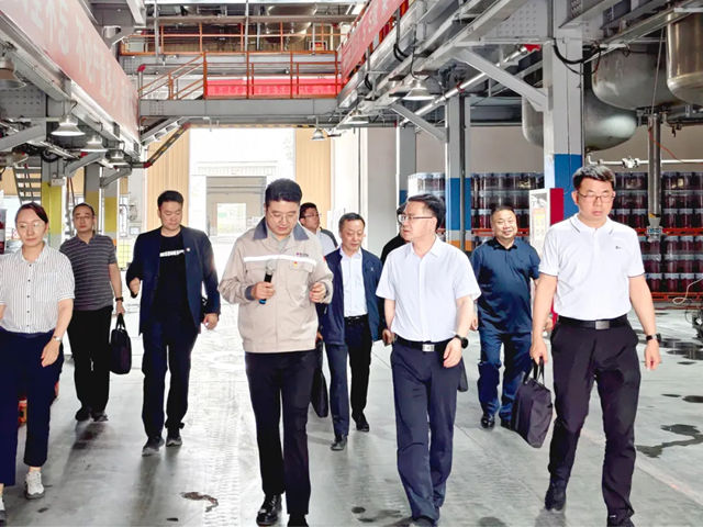 新疆乌鲁木齐市领导一行莅临亚士乌鲁木齐公司考察调研