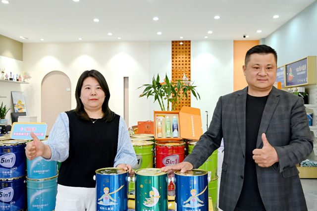 刷新者丨把服务做深、把口碑做实,就是对抗内卷最硬的武器——中外涂料网专访安庆市宏龙装饰董事长晏龙、总经理汪传花