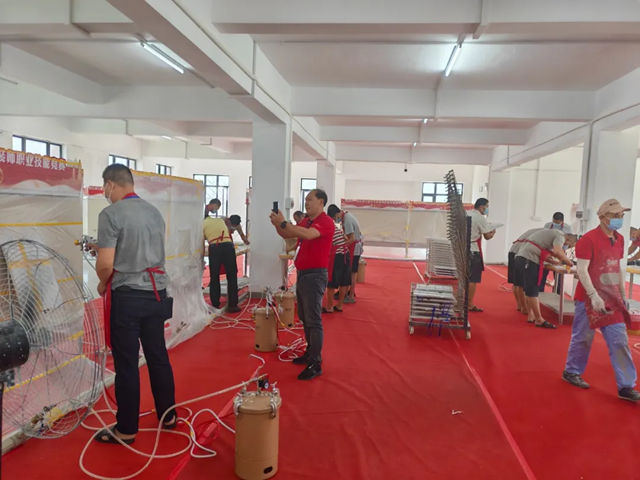 政企校携手育匠!2026墙面刷涂专项职业能力考核于美惠厂区圆满落幕