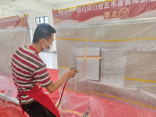 政企校携手育匠!2026墙面刷涂专项职业能力考核于美惠厂区圆满落幕